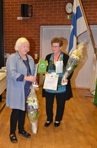 Uudet kunniajäsenet Liisa Vasama (vasemmalla) ja Leena Heino.
kuva: Jyrki Keivaara