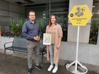 Ylen tuottajat Ville Alijoki ja Maarit Puttonen vastaanottivat tiiminsä puolesta arvostuskirjan ja hunajaisen tervehdyksen pörriäisiltä.