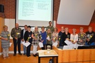 Vasemmalta: Outi Berghäll, Kari Aalto, Kari Heikkinen, Marjukka Ronkainen, Annu Brotherus, Marjukka Metsola, Sirpa Santala, Juha Suominen, Maylis Karjalainen, Pirkko Kilpeläinen, Kerttu Viironen, Maarit Louekari, Sinikka Palmio, Leo Pusa. Kuvasta puuttuu Eija Meriluoto.
kuva: Jurki Keivaara
