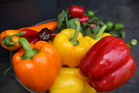 Paprikoiden värit ja muodot saavat herkuttelijan veden kielelle. (kuva: Timo Taulavuori)
