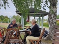 Tarjolla oli herkullisia lihapasteijoita ja hulppeita vanilja-mansikkaviinereitä.